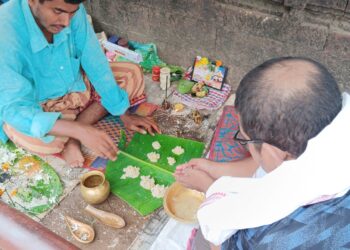 ମହାଳୟାରେ ପିଣ୍ଡଦାନ କରୁଛନ୍ତି ଶ୍ରଦ୍ଧାଳୁ