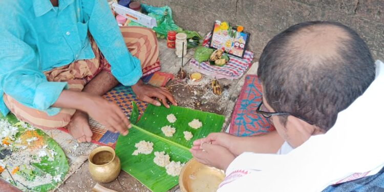 ମହାଳୟାରେ ପିଣ୍ଡଦାନ କରୁଛନ୍ତି ଶ୍ରଦ୍ଧାଳୁ