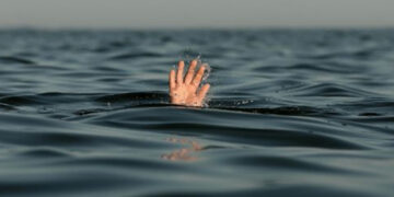 ବାପା ଆଗରେ ନଦୀକୁ ଡେଇଁ ପଡ଼ିଲା ପୁଅ