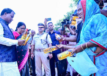 ଏକ ନମ୍ବର ହାଟ ଫୁଟପାଥରୁ ପୂଜା ସାମଗ୍ରୀ କିଣିଲେ ମୁଖ୍ୟମନ୍ତ୍ରୀ