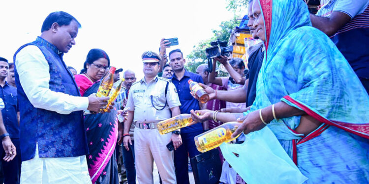 ଏକ ନମ୍ବର ହାଟ ଫୁଟପାଥରୁ ପୂଜା ସାମଗ୍ରୀ କିଣିଲେ ମୁଖ୍ୟମନ୍ତ୍ରୀ