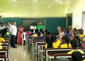 ଜିଲ୍ଲାପାଳଙ୍କ ଅଚାନକ ଗସ୍ତ, ବିଭିନ୍ନ କାର୍ଯ୍ୟର ସମୀକ୍ଷା, ଛାତ୍ରଛାତ୍ରୀଙ୍କୁ ପାଠ ପଢ଼ାଇଲେ