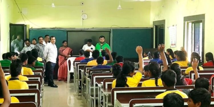 ଜିଲ୍ଲାପାଳଙ୍କ ଅଚାନକ ଗସ୍ତ, ବିଭିନ୍ନ କାର୍ଯ୍ୟର ସମୀକ୍ଷା, ଛାତ୍ରଛାତ୍ରୀଙ୍କୁ ପାଠ ପଢ଼ାଇଲେ