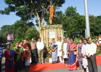 ଉତ୍କଳମଣି ଗୋପବନ୍ଧୁ ଦାସଙ୍କ ରାଜ୍ୟସ୍ତରୀୟ ଜୟନ୍ତୀ ପାଳନ ଅବସରରେ ପ୍ରତିମୂର୍ତ୍ତିରେ ମାଲ୍ୟାର୍ପଣ