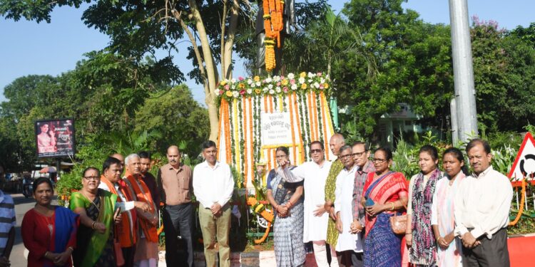 ଉତ୍କଳମଣି ଗୋପବନ୍ଧୁ ଦାସଙ୍କ ରାଜ୍ୟସ୍ତରୀୟ ଜୟନ୍ତୀ ପାଳନ ଅବସରରେ ପ୍ରତିମୂର୍ତ୍ତିରେ ମାଲ୍ୟାର୍ପଣ