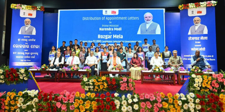 ଭୁବନେଶ୍ୱରରେ ରୋଜଗାର ମେଳା: ୩୩୦ ଯୁବକଯୁବତୀଙ୍କୁ ସରକାରୀ ନିଯୁକ୍ତିପତ୍ର ବାଣ୍ଟିଲେ କେନ୍ଦ୍ର ମନ୍ତ୍ରୀ