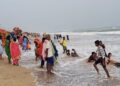 ବାତ୍ୟା ହାଇଆଲର୍ଟ ସତ୍ୱେ ପୁରୀରେ ସମୁଦ୍ର ସ୍ନାନ କଲେ ପର୍ଯ୍ୟଟକ