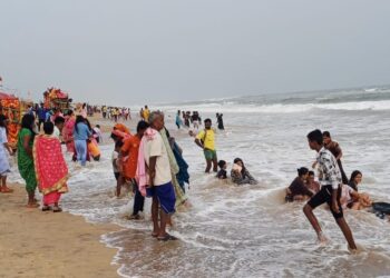 ବାତ୍ୟା ହାଇଆଲର୍ଟ ସତ୍ୱେ ପୁରୀରେ ସମୁଦ୍ର ସ୍ନାନ କଲେ ପର୍ଯ୍ୟଟକ