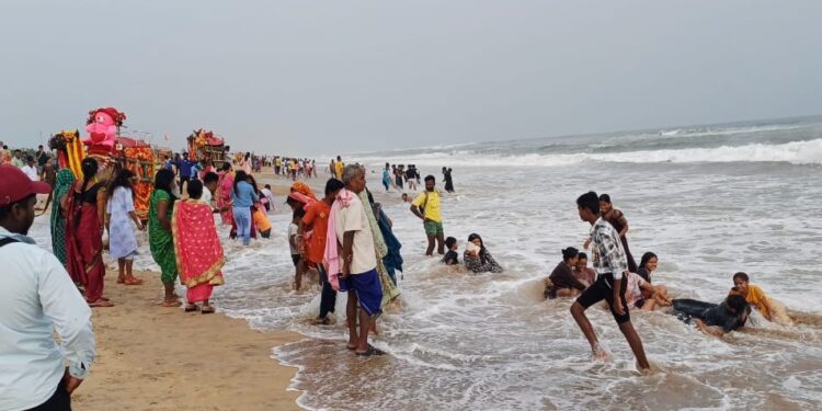 ବାତ୍ୟା ହାଇଆଲର୍ଟ ସତ୍ୱେ ପୁରୀରେ ସମୁଦ୍ର ସ୍ନାନ କଲେ ପର୍ଯ୍ୟଟକ