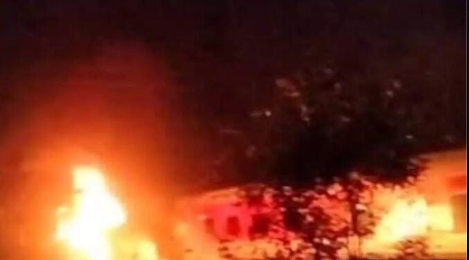 ବାଗ୍ମତୀ ଏକ୍ସପ୍ରେସ୍ ଦୁର୍ଘଟଣାଗ୍ରସ୍ତ: ଜଳିଗଲା କିଛି ବଗି, ଯାତ୍ରୀ ସୁରକ୍ଷିତ