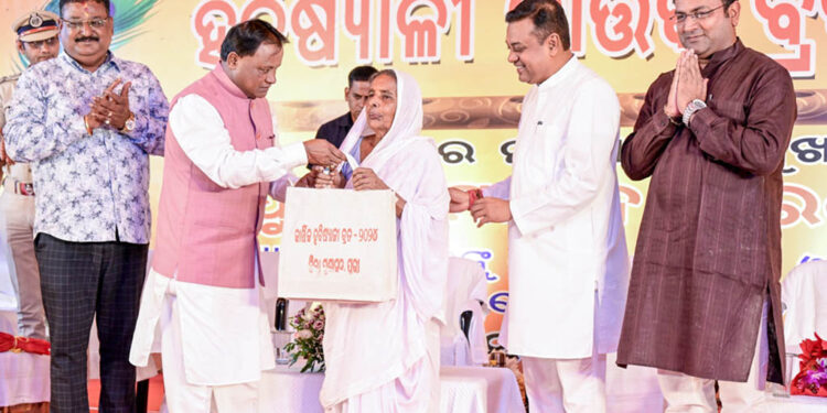 ପୁରୀରେ ହବିଷ୍ୟାଳୀ ମା’ ମାନଙ୍କୁ ବ୍ରତ ସରଞ୍ଜାମ ପ୍ରଦାନ କଲେ ମୁଖ୍ୟମନ୍ତ୍ରୀ