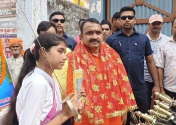 ବିଜୟା ଦଶମୀରେ ଝିଅମାନଙ୍କୁ ଖଣ୍ଡା ବାଣ୍ଟିଲେ ବିଜେପି ବିଧାୟକ