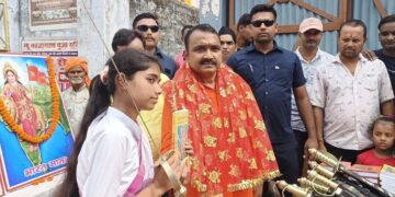 ବିଜୟା ଦଶମୀରେ ଝିଅମାନଙ୍କୁ ଖଣ୍ଡା ବାଣ୍ଟିଲେ ବିଜେପି ବିଧାୟକ