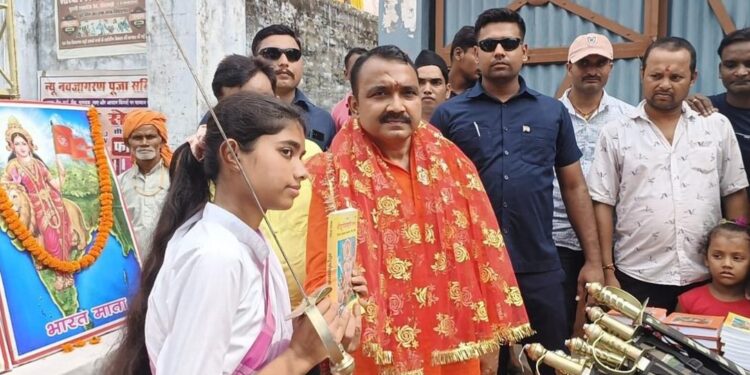 ବିଜୟା ଦଶମୀରେ ଝିଅମାନଙ୍କୁ ଖଣ୍ଡା ବାଣ୍ଟିଲେ ବିଜେପି ବିଧାୟକ