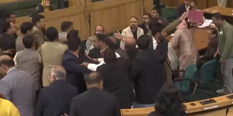 ୩୭୦ ଧାରା ଉପରେ ଜମ୍ମୁ କାଶ୍ମୀର ବିଧାନସଭାରେ ଉତ୍ତେଜନା: ପୋଷ୍ଟର ଫାଡିଲେ ବିଜେପି ବିଧାୟକ