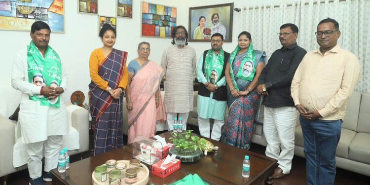 ଝାଡଖଣ୍ଡ ନିର୍ବାଚନ ପୂର୍ବରୁ ବିଜେପିକୁ ବଡ ଝଟକା, ଜେଏମଏମରେ ଯୋଗ ଦେଲେ ପ୍ରଣବ ବର୍ମା