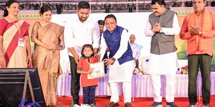 ଶିଶୁ ଦିବସରେ ବିଭିନ୍ନ ଯୋଜନାର ଶୁଭାରମ୍ଭ କଲେ ମୁଖ୍ୟମନ୍ତ୍ରୀ, ମଧ୍ୟାହ୍ନ ଭୋଜନ ଖର୍ଚ୍ଚ ବୃଦ୍ଧି