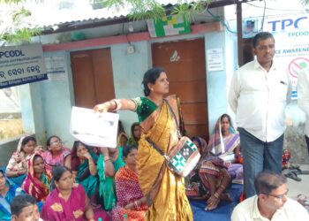ସତ୍ୟବାଦୀ ବିଦ୍ୟୁତ ଉପଖଣ୍ଡ କାର୍ଯ୍ୟାଳୟକୁ ଘେରାଉ କଲେ ମହିଳା ଉଦ୍ୟୋଗୀ