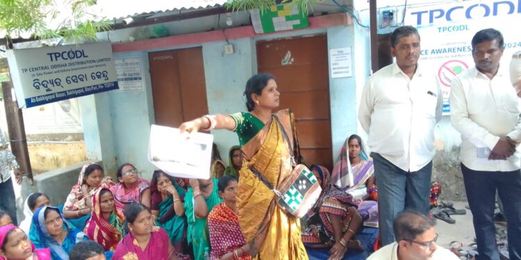 ସତ୍ୟବାଦୀ ବିଦ୍ୟୁତ ଉପଖଣ୍ଡ କାର୍ଯ୍ୟାଳୟକୁ ଘେରାଉ କଲେ ମହିଳା ଉଦ୍ୟୋଗୀ