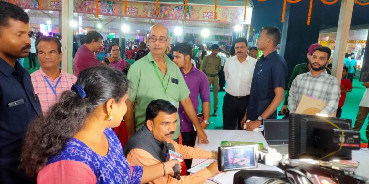 ରାଜ୍ୟସ୍ତରୀୟ ସୁରଭି ମେଳାରେ ମିଶ୍ର ଶାଳଙ୍କ ପାରମ୍ପରିକ ଲୋକ ଉପକରଣ ପ୍ରଦର୍ଶନ