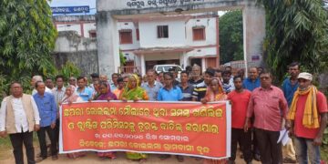 ଅନ୍ୟାୟ ଖଣି ନିଲାମ ଓ ବ୍ଳାଷ୍ଟିଙ୍ଗ ବିରୋଧରେ ଗ୍ରାମବାସୀଙ୍କ ରଣପୁର ତହସିଲ୍ ସମ୍ମୁଖରେ ପ୍ରତିବାଦ