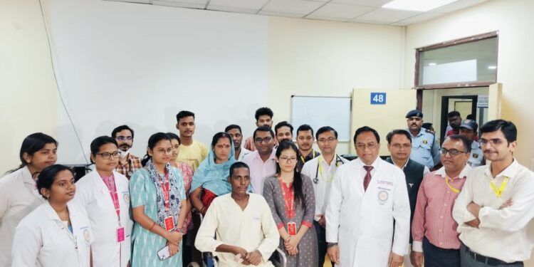 ଚିକିତ୍ସା ବିଜ୍ଞାନ ଏବଂ କାର୍ଯ୍ୟଦକ୍ଷତାର ଅପୂର୍ବ ସମନ୍ୱୟ, ନିଶ୍ଚିତ ମୃତ୍ୟୁ ମୁଖରୁ ଯବାନଙ୍କୁ ବଞ୍ଚାଇଲେ ଏମ୍‌ସ ଭୁବନେଶ୍ୱର ଡାକ୍ତର