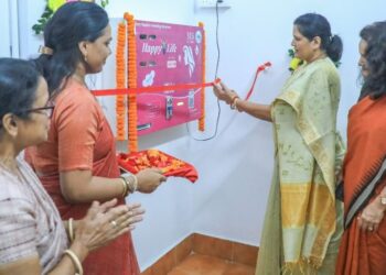 ମହିଳା କର୍ମଚାରୀଙ୍କ ପାଇଁ ଲୋକସେବା ଭବନରେ ଲାଗିଲା ସାନିଟାରୀ ନାପକିନ୍ ଭେଣ୍ଡିଂ ମେସିନ୍