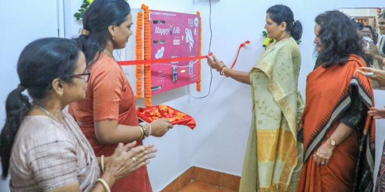 ମହିଳା କର୍ମଚାରୀଙ୍କ ପାଇଁ ଲୋକସେବା ଭବନରେ ଲାଗିଲା ସାନିଟାରୀ ନାପକିନ୍ ଭେଣ୍ଡିଂ ମେସିନ୍