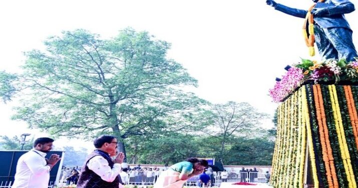 ଆମ୍ବେଦକରଙ୍କ ପ୍ରତିମୂର୍ତ୍ତିରେ ପୁଷ୍ପାର୍ଘ୍ୟ ଦେଲେ ରାଷ୍ଟ୍ରପତି