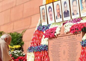୨୦୦୧ ସଂସଦ ଆକ୍ରମଣର ସହିଦମାନଙ୍କୁ ପ୍ରଧାନମନ୍ତ୍ରୀଙ୍କ ଶ୍ରଦ୍ଧାଞ୍ଜଳି