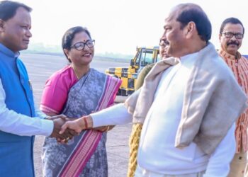 ଓଡିଶାରୁ ବିଦାୟ ନେଲେ ରଘୁବର ଦାସ, ବିମାନ ବନ୍ଦରରେ ସମ୍ବର୍ଦ୍ଧନା ଦେଲେ ମୁଖ୍ୟମନ୍ତ୍ରୀ