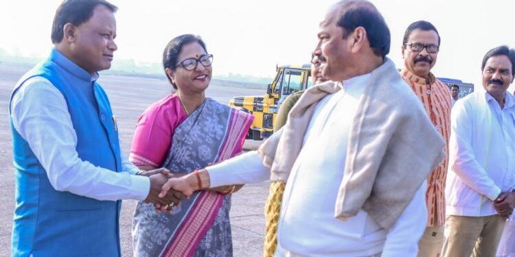 ଓଡିଶାରୁ ବିଦାୟ ନେଲେ ରଘୁବର ଦାସ, ବିମାନ ବନ୍ଦରରେ ସମ୍ବର୍ଦ୍ଧନା ଦେଲେ ମୁଖ୍ୟମନ୍ତ୍ରୀ