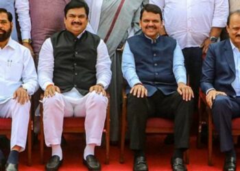 ଫଡ଼ନାଭିସ ରଖିଲେ ଗୃହ ବିଭାଗ, ଅଜିତ ପାୱାରଙ୍କୁ ମିଳିଲା ଅର୍ଥ