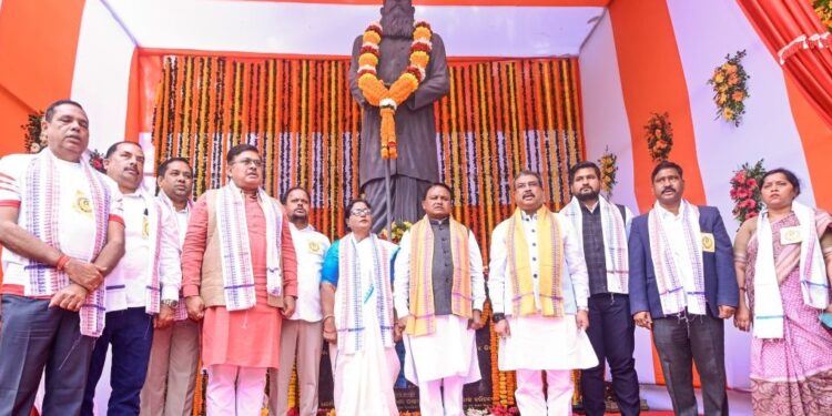 ବିଧାନସଭା ପରିସରରେ ବାଗ୍ନୀ ବିଶ୍ବନାଥ କରଙ୍କ ପ୍ରତିମୂର୍ତ୍ତି ଉନ୍ମୋଚିତ