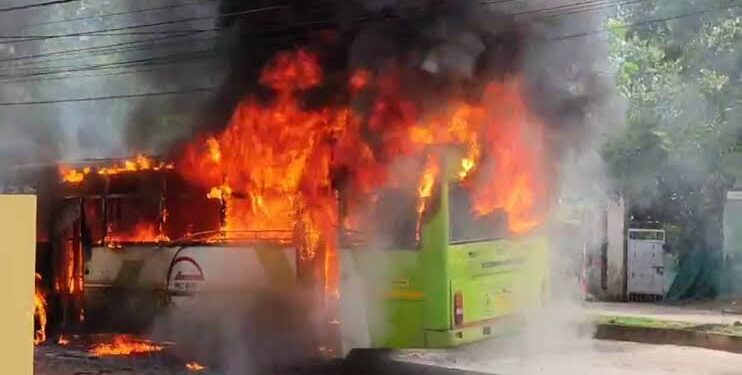 ଜଳିଗଲା ‘ମୋ ବସ’, ସବୁ ଯାତ୍ରୀ ସୁରକ୍ଷିତ ଉଦ୍ଧାର