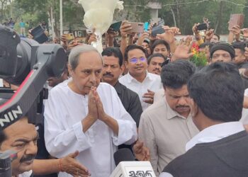 ସତ୍ୟବାଦୀରେ ଚାଷୀଙ୍କୁ ଭେଟିଲେ ନବୀନ: ଚାଷୀଙ୍କୁ ତୁରନ୍ତ ସାହାଯ୍ୟ କରିବାକୁ ସରକାରଙ୍କୁ କଲେ ଦାବି