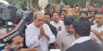 ସତ୍ୟବାଦୀରେ ଚାଷୀଙ୍କୁ ଭେଟିଲେ ନବୀନ: ଚାଷୀଙ୍କୁ ତୁରନ୍ତ ସାହାଯ୍ୟ କରିବାକୁ ସରକାରଙ୍କୁ କଲେ ଦାବି