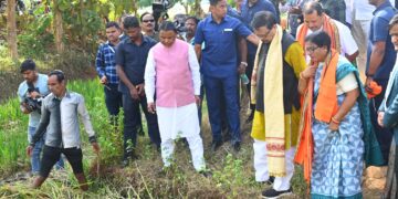 ଅଦିନିଆ ବର୍ଷାରେ କ୍ଷତିଗ୍ରସ୍ତ ଚାଷୀଙ୍କୁ ଭେଟିଲେ ମୁଖ୍ୟମନ୍ତ୍ରୀ