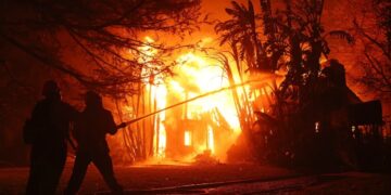 ଜଳୁଛି ଲସ୍ ଏଞ୍ଜଲିସ୍ : ୬ ମୃତ, ୧୫ ହଜାରରୁ ଅଧିକ ଘର ଜଳିପୋଡି ପାଉଁଶ