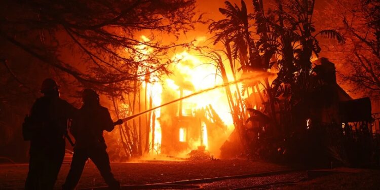 ଜଳୁଛି ଲସ୍ ଏଞ୍ଜଲିସ୍ : ୬ ମୃତ, ୧୫ ହଜାରରୁ ଅଧିକ ଘର ଜଳିପୋଡି ପାଉଁଶ