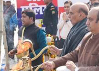 ମହାକୁମ୍ଭ ୨୦୨୫: ପ୍ରୟାଗରାଜର ସଙ୍ଗମରେ ପବିତ୍ର ବୁଡ ପକାଇଲେ କେନ୍ଦ୍ର ପ୍ରତିରକ୍ଷା ମନ୍ତ୍ରୀ