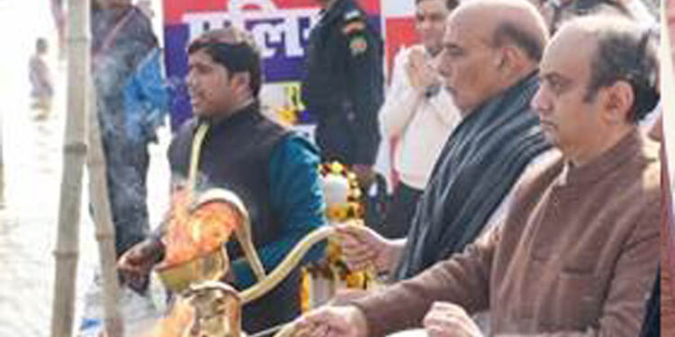 ମହାକୁମ୍ଭ ୨୦୨୫: ପ୍ରୟାଗରାଜର ସଙ୍ଗମରେ ପବିତ୍ର ବୁଡ ପକାଇଲେ କେନ୍ଦ୍ର ପ୍ରତିରକ୍ଷା ମନ୍ତ୍ରୀ