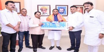 ବାରବାଟୀ ଦିନିକିଆ ମ୍ୟାଚର ପ୍ରଥମ ଟିକେଟ କିଣିଲେ ମୁଖ୍ୟମନ୍ତ୍ରୀ