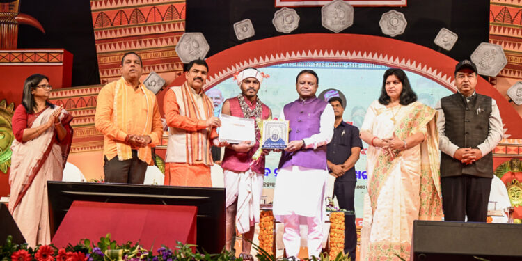 ଆଦିବାସୀ ମେଳା ଉଦ୍‌ଘାଟନ କଲେ ମୁଖ୍ୟମନ୍ତ୍ରୀ: ବିଶ୍ୱ ମଞ୍ଚରେ ପ୍ରସିଦ୍ଧି ଅର୍ଜନ କରିବ ଆଦିବାସୀ କଳା ଓ ସଂସ୍କୃତି