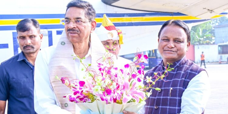 ଓଡିଶାରେ ପହଞ୍ଚିଲେ ରାଜ୍ୟପାଳ ନିଯୁକ୍ତ ହରିବାବୁ କୁମ୍ଭମପତି, ମୁଖ୍ୟମନ୍ତ୍ରୀ କଲେ ସ୍ବାଗତ