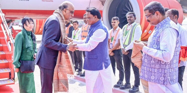 ଦୁଇଦିନିଆ ଓଡିଶା ଗସ୍ତରେ ଆସିଲେ ସିଙ୍ଗାପୁର ରାଷ୍ଟ୍ରପତି, ମୁଖ୍ୟମନ୍ତ୍ରୀ କଲେ ସ୍ବାଗତ