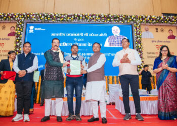 ହିତାଧିକାରୀଙ୍କୁ ସମ୍ପତ୍ତି କାର୍ଡ ବଣ୍ଟନକଲେ ମୁଖ୍ୟମନ୍ତ୍ରୀ