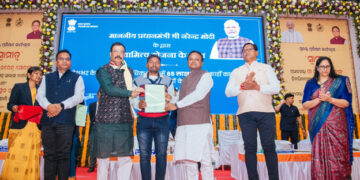 ହିତାଧିକାରୀଙ୍କୁ ସମ୍ପତ୍ତି କାର୍ଡ ବଣ୍ଟନକଲେ ମୁଖ୍ୟମନ୍ତ୍ରୀ