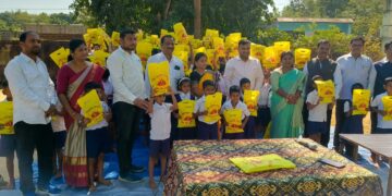 ଛାତ୍ରଛାତ୍ରୀଙ୍କୁ ପାଠ୍ୟ ଉପକରଣ ବାଣ୍ଟିଲେ ଜିଲ୍ଲାପାଳ