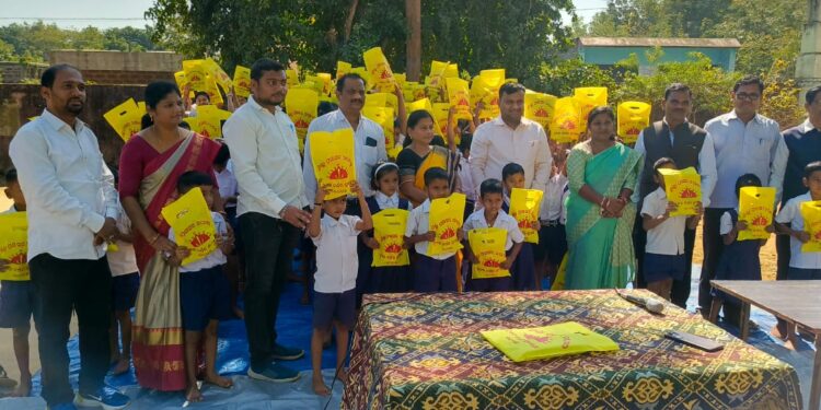 ଛାତ୍ରଛାତ୍ରୀଙ୍କୁ ପାଠ୍ୟ ଉପକରଣ ବାଣ୍ଟିଲେ ଜିଲ୍ଲାପାଳ